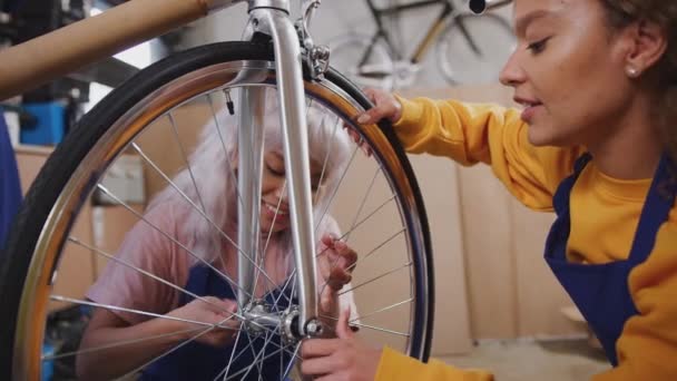 Vrouwelijke Stagiaires Werkplaats Controleren Wielen Hand Gebouwde Fiets Frame Schot — Stockvideo