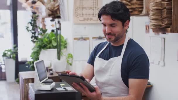 Retrato Del Dueño Masculino Floristería Que Trabaja Tableta Digital Detrás — Vídeo de stock