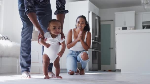 Primer Plano Los Padres Alentando Hijo Sonriente Dar Los Primeros — Vídeos de Stock