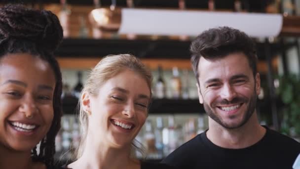 Kamera Stopy Přes Tváře Usměvavé Majitelky Restaurace Bar Týmem Čekající — Stock video