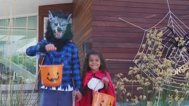 Twee Kinderen Dragen Mooie Jurk Buiten Huis Verzamelen Van Snoep — Stockvideo