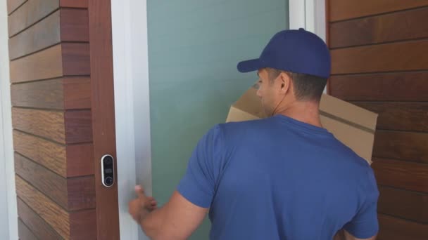 Mensajero Masculino Dejando Paquete Fuera Puerta Principal Casa Observando Distanciamiento — Vídeos de Stock