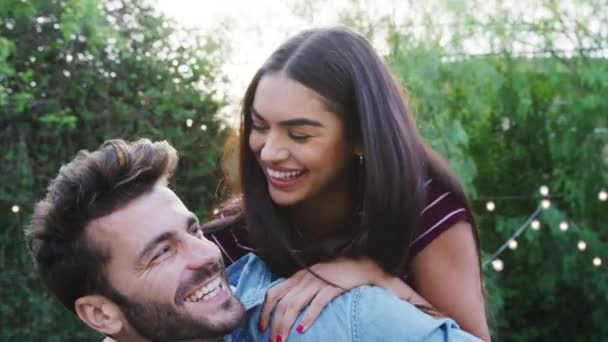 Retrato Casal Com Homem Dando Mulher Piggyback Casa Jardim Traseiro — Vídeo de Stock