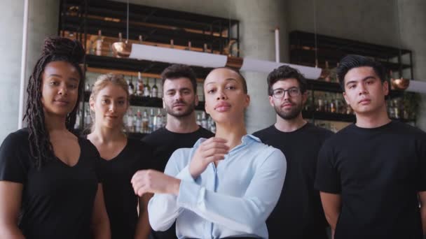 Retrato Proprietário Bar Restaurante Com Equipe Funcionários Espera Balcão Filmado — Vídeo de Stock