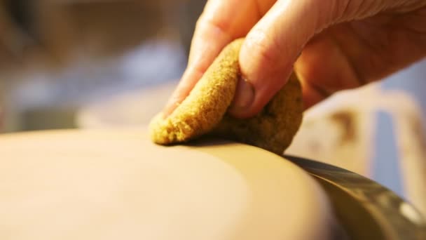 Close Van Mannelijke Pottenbakker Shaping Clay House Aanmelden Aardewerk Draaitafel — Stockvideo