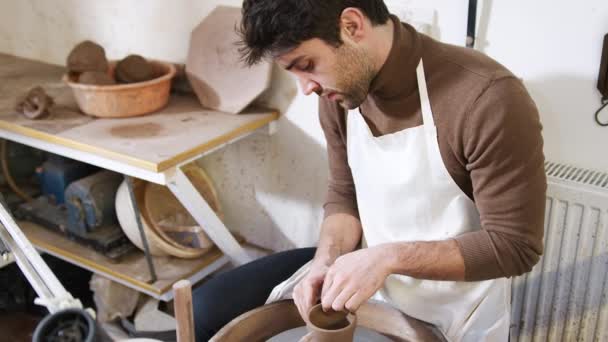 Junger Mann Mit Schürze Arbeitet Töpferscheibe Keramik Atelier — Stockvideo