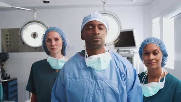 Портрет Мультикультурной Хирургической Команды Стоящей Операционном Зале Больницы Снято Замедленной — стоковое видео