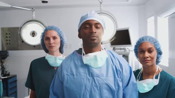 Retrato Del Equipo Quirúrgico Multicultural Pie Quirófano Del Hospital Filmado — Vídeo de stock