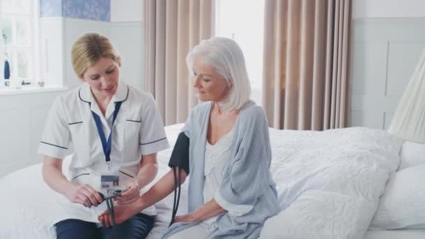 Női Orvos Hogy Otthoni Látogatás Idős Vérnyomásvizsgálat Lövés Lassított Felvételen — Stock videók