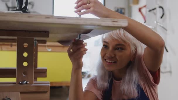 Une Apprentie Atelier Construisant Des Vélos Bambou Durables Assemblant Des — Video