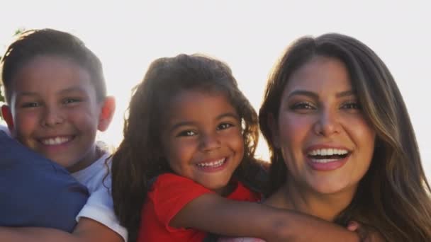 Portret Hiszpańskiej Rodziny Relaksującej Się Ogrodzie Domu Rodzicami Dającymi Dzieciom — Wideo stockowe