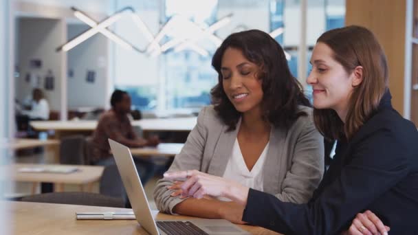 Duas Mulheres Negócios Com Computador Portátil Mesa Escritório Plano Aberto — Vídeo de Stock