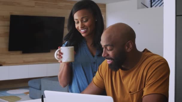 Afrikai Amerikai Pár Otthon Ellenőrzi Személyes Pénzügyeit Laptop Számítógépen Lelassult — Stock videók