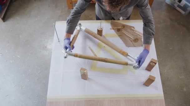 Boven Schot Van Mannelijke Ambachtsman Werkplaats Monteren Van Hand Gebouwd — Stockvideo