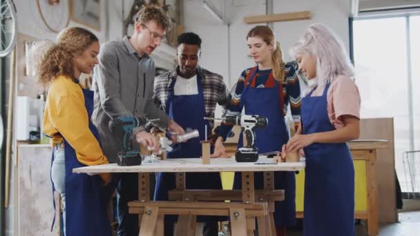 Équipe Multiculturelle Stagiaires Atelier Apprenant Assembler Ensemble Cadre Vélo Fabriqué — Video