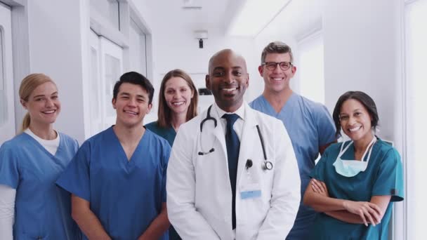 Portrét Usmívajícího Multikulturního Lékařského Týmu Stojícího Chodbě Nemocnice Záběr Zpomaleném — Stock video