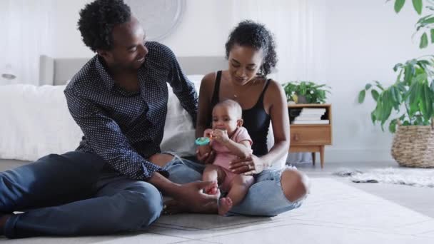 Pais Amorosos Brincando Com Filha Bebê Sentada Chão Quarto Filmada — Vídeo de Stock