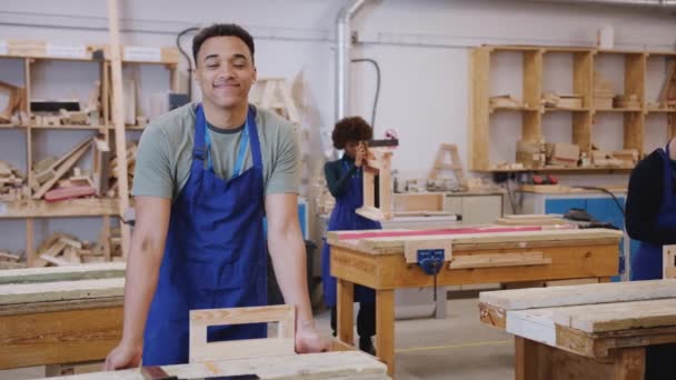 Retrato Del Estudiante Masculino Taller Carpintería Que Estudia Para Aprendizaje — Vídeos de Stock