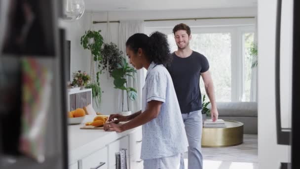 Casal Amoroso Vestindo Pijama Tendo Dança Romântica Juntos Cozinha Casa — Vídeo de Stock