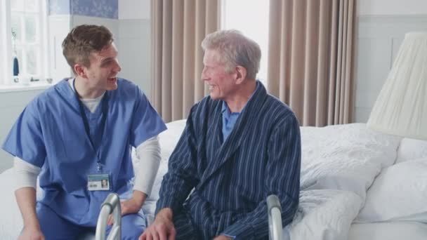 Arzt Macht Hausbesuch Bei Seniorin Zum Medizincheck Schuss Zeitlupe — Stockvideo