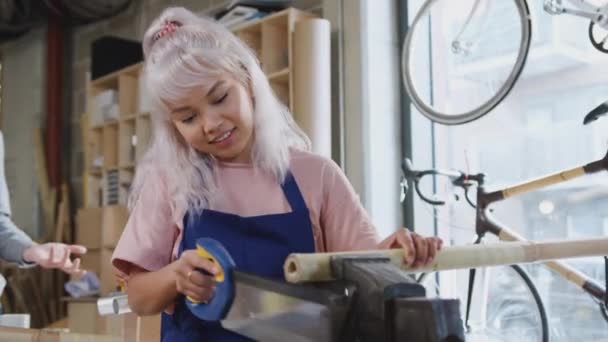 Equipe Multicultural Mulheres Estagiárias Oficina Aprendendo Montar Moldura Bicicleta Construída — Vídeo de Stock