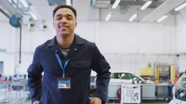 Portret Studenta Uczącego Się Praktyki Mechaniki Samochodowej Koledżu Uśmiechniętym Kamery — Wideo stockowe