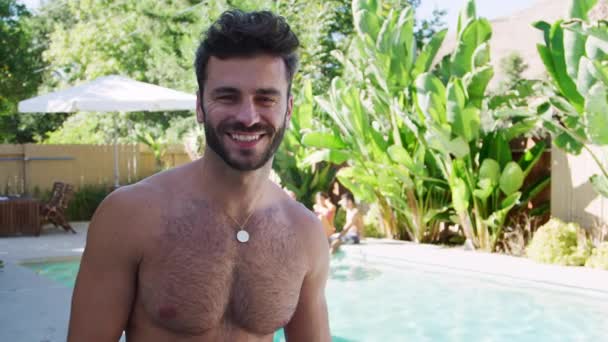 Retrato Sorrindo Peito Homem Hispânico Beira Piscina Com Grupo Amigos — Vídeo de Stock