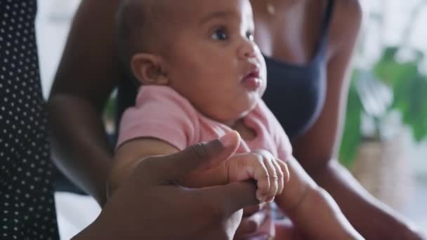 Close Bebê Filha Segurando Dedo Dos Pais Como Eles Sentam — Vídeo de Stock