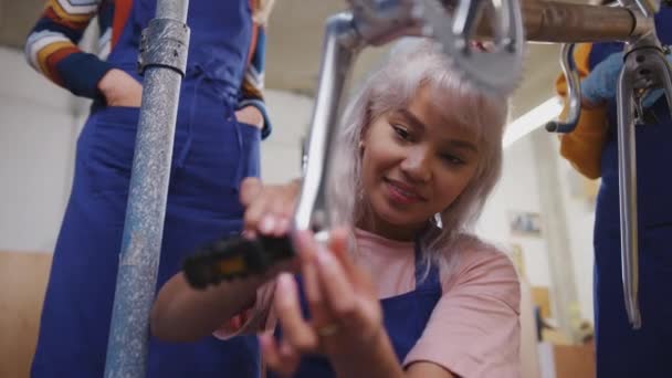 Mujeres Prácticas Taller Ajustando Pedales Estructura Bicicleta Construida Mano Disparo — Vídeo de stock