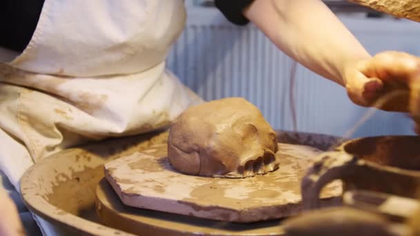男子波特在陶瓷工作室抛掷陶土的近照 — 图库视频影像