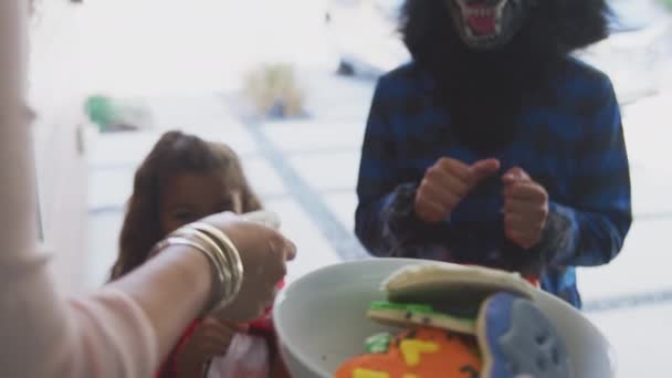 Twee Kinderen Dragen Mooie Jurk Buiten Huis Verzamelen Halloween Koekjes — Stockvideo