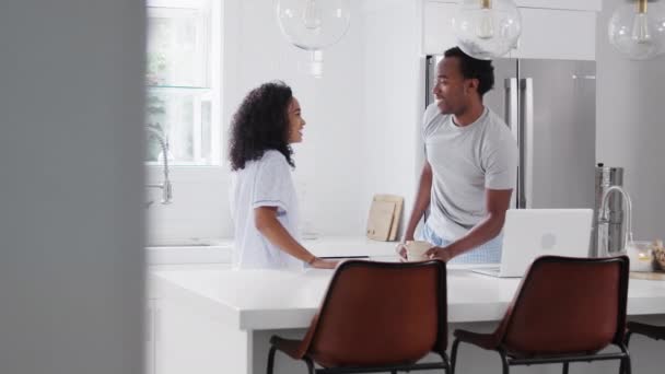 Coppia Amorevole Pigiama Piedi Cucina Che Lavora Casa Sul Computer — Video Stock