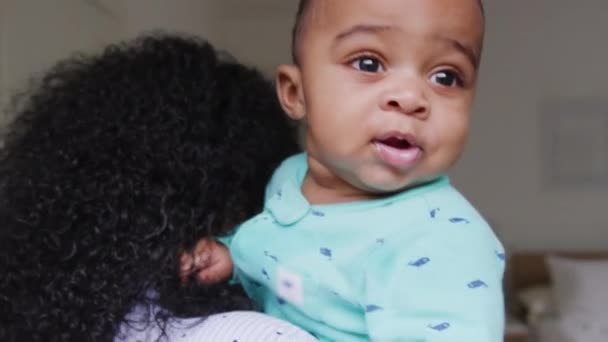 Přes Rameno Pohled Milující Africkou Americkou Matku Pyžamu Mazlící Malý — Stock video
