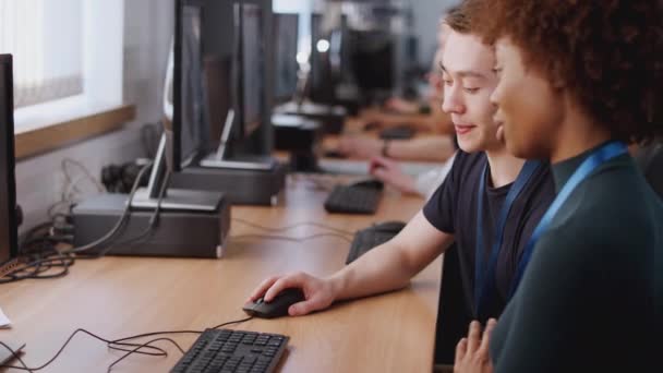 Eine Gruppe Von Studenten Die Computerdesign Studieren Sitzt Bildschirmen Klassenzimmer — Stockvideo