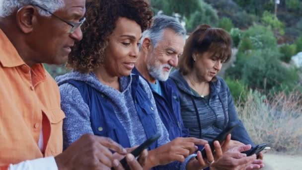 Grupo Amigos Mayores Caminata Campo Sentados Registro Chequeo Teléfonos Móviles — Vídeo de stock