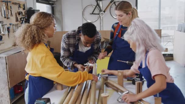 Equipo Multicultural Aprendices Taller Que Aprenden Montar Juntos Cuadro Bicicleta — Vídeos de Stock