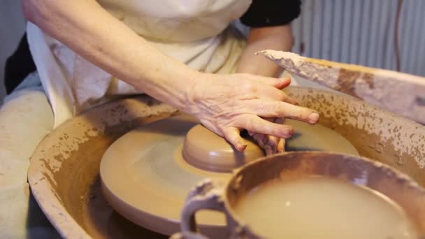 Närbild Manliga Potter Formning Lera Keramik Hjul Keramik Studio — Stockvideo