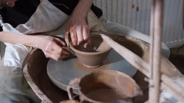 Erkek Potter Seramik Stüdyosu Nda Çömlek Tekerleği Nde Clay Şekillendirmesine — Stok video