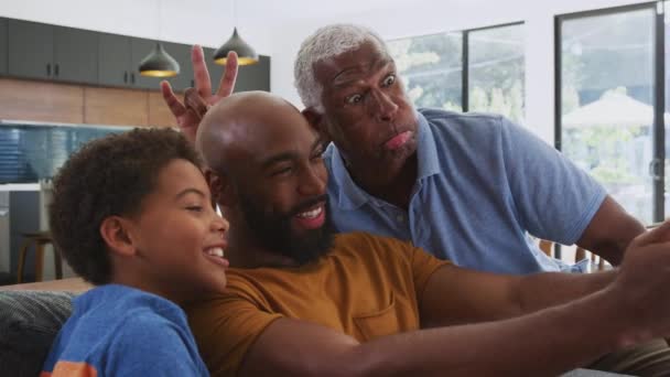 Multi Geração Masculino Afro Americano Família Sentado Sofá Casa Puxando — Vídeo de Stock