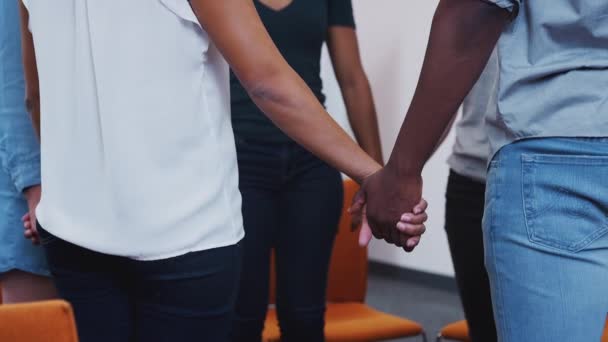 Grupo Multicultural Homens Mulheres Unindo Mãos Reunião Terapia Grupo Saúde — Vídeo de Stock