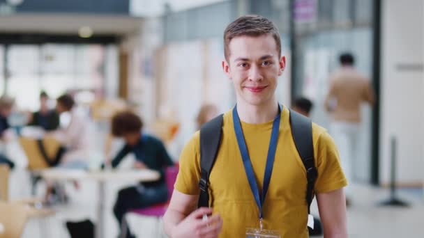 Portret Van Een Lachende Mannelijke Student Een Druk Gemeenschappelijk Campusgebouw — Stockvideo