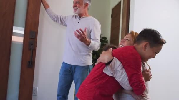 Avós Cumprimentando Família Porta Frente Como Eles Vêm Visitar Filmado — Vídeo de Stock