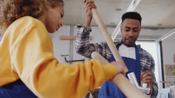 Équipe Multiculturelle Stagiaires Atelier Apprenant Assembler Ensemble Cadre Bicyclette Bambou — Video