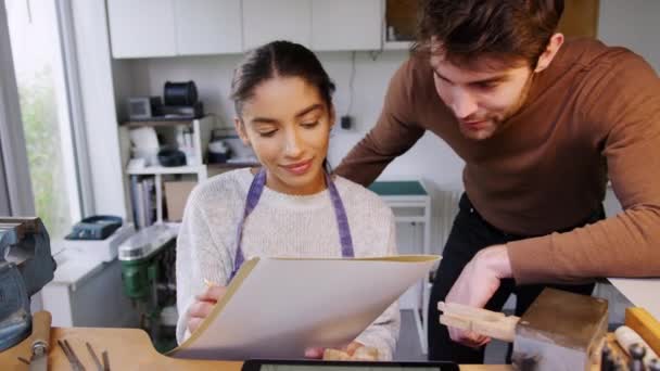 Pareja Corriendo Personalizado Joyería Negocio Discutir Diseño Estudio — Vídeo de stock