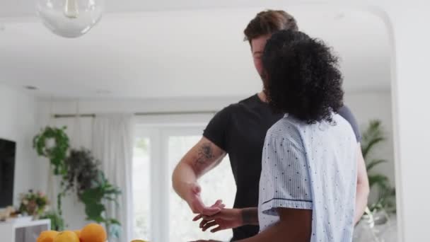 Milující Pár Nosí Pyžama Mají Romantický Tanec Spolu Kuchyni Doma — Stock video