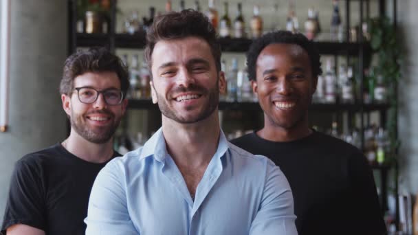 Portrét Pánského Majitele Restauračního Baru Usměvavým Týmem Čekajících Mužů Stojící — Stock video