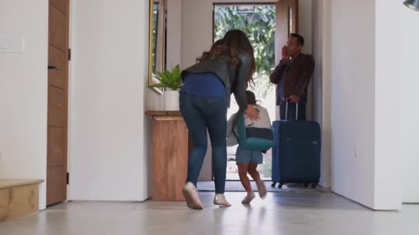 Οικογένεια Αποσκευές Ανοίγοντας Την Πόρτα Και Αφήνοντας Σπίτι Για Διακοπές — Αρχείο Βίντεο