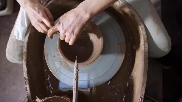 Overhead Närbild Manliga Potter Shaping Clay För Skål Keramik Hjul — Stockvideo