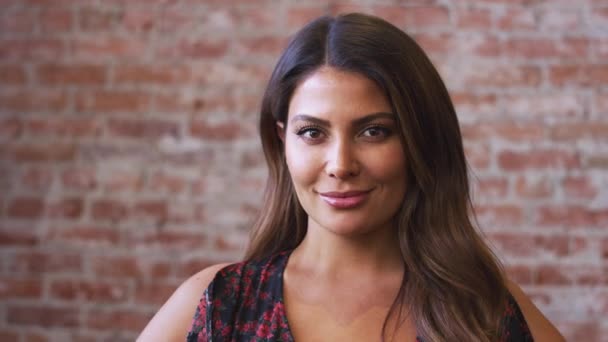 Retrato Cabeza Los Hombros Sonriente Mujer Hispana Pie Contra Pared — Vídeo de stock