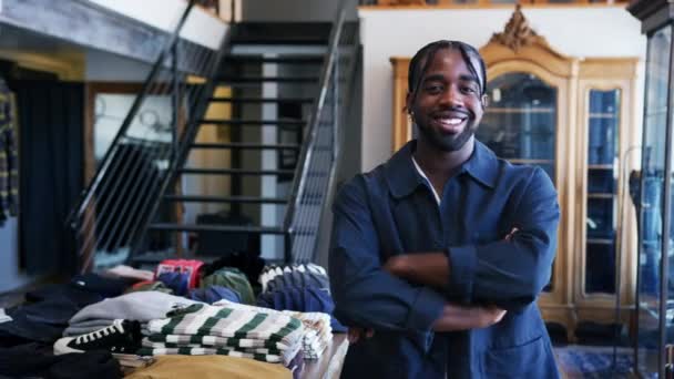 Gülümseyen Afrikalı Amerikalı Erkek Moda Mağazasının Sahibi Giyim Sergisinin Önünde — Stok video